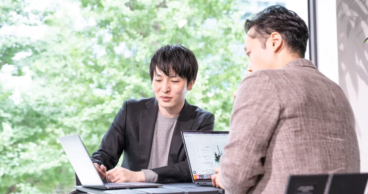 変革人材を育成するためのコンサルティングを対面で行なっている様子